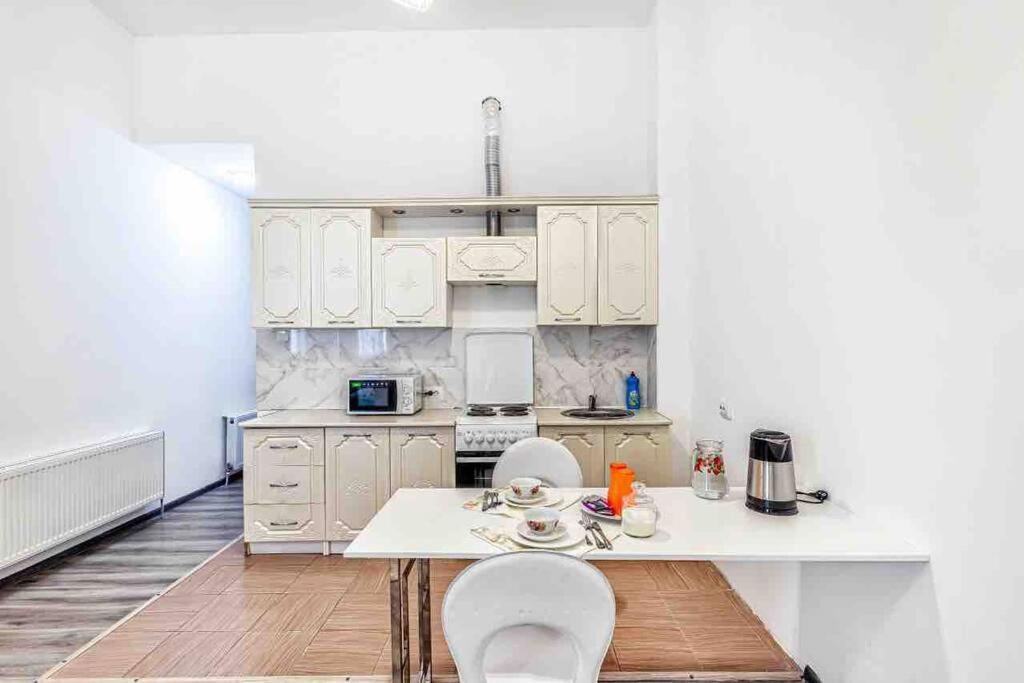 Ferienwohnung Уютная Квартира С Террасой В Сердце Столицы Taldykol Exterior foto